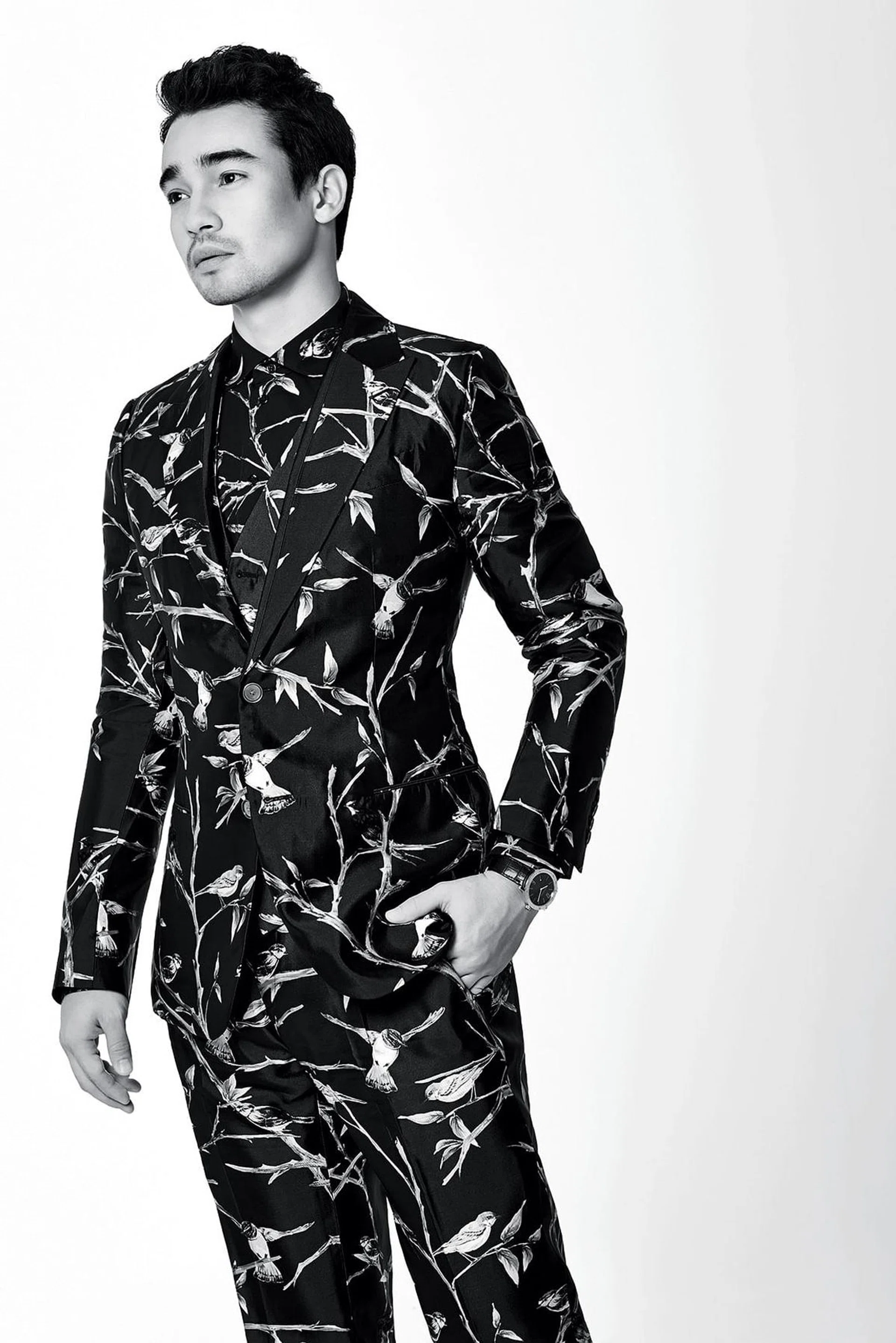 棉质印花衬衫与丝绸三件套装/Dolce & Gabbana。Bulgari Roma Finissimo petit-seconde 手表配有41mm 粉金表壳、灰色表盘与黑色鳄鱼皮表带/Bulgari。