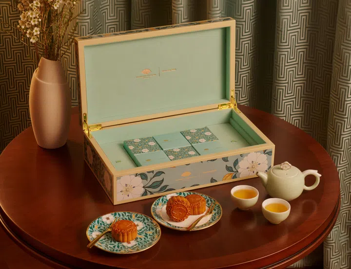 Shanghai Tang Mandarin Oriental  Singapore Moonlit Elegance Mooncake