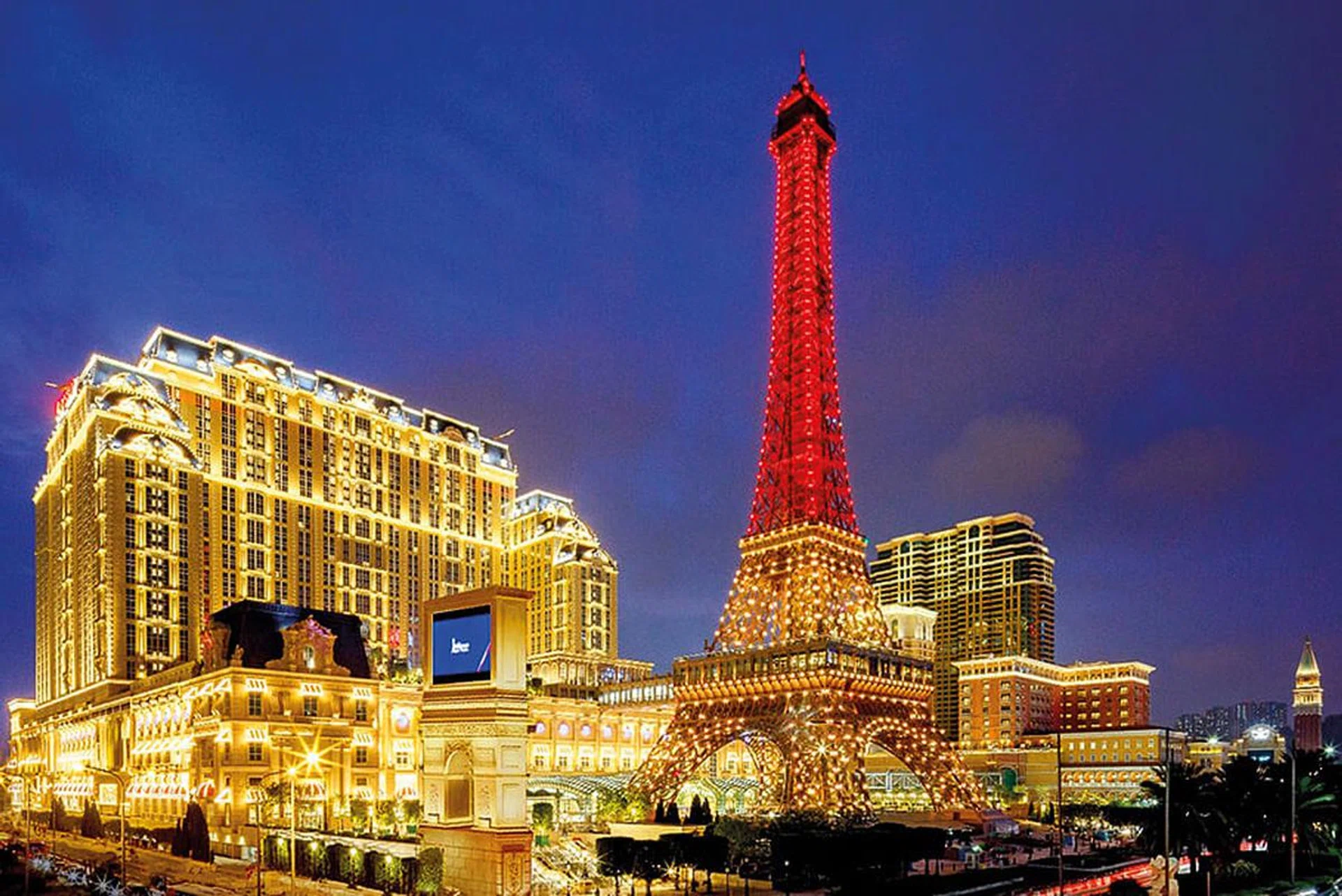 澳门巴黎人的巴黎铁塔每晚都会上演扣人心弦的幻彩灯光音乐秀。