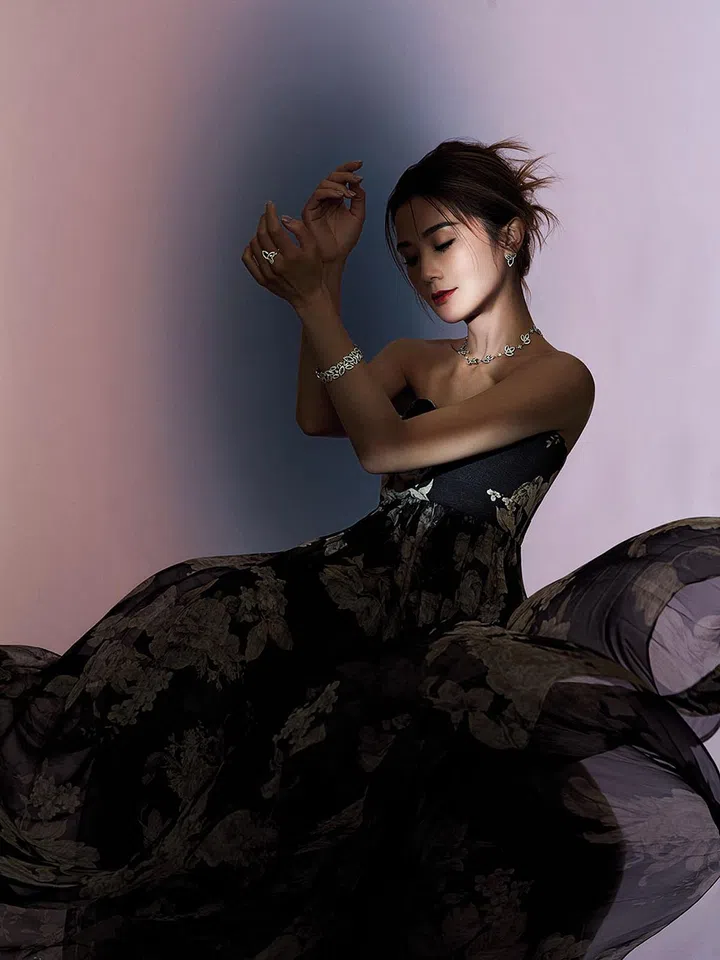Lily Cluster系列铂金钻石项链、铂金钻石耳环、铂金钻石手镯和铂金钻石戒指/Harry Winston。印花连衣裙/Max Mara。