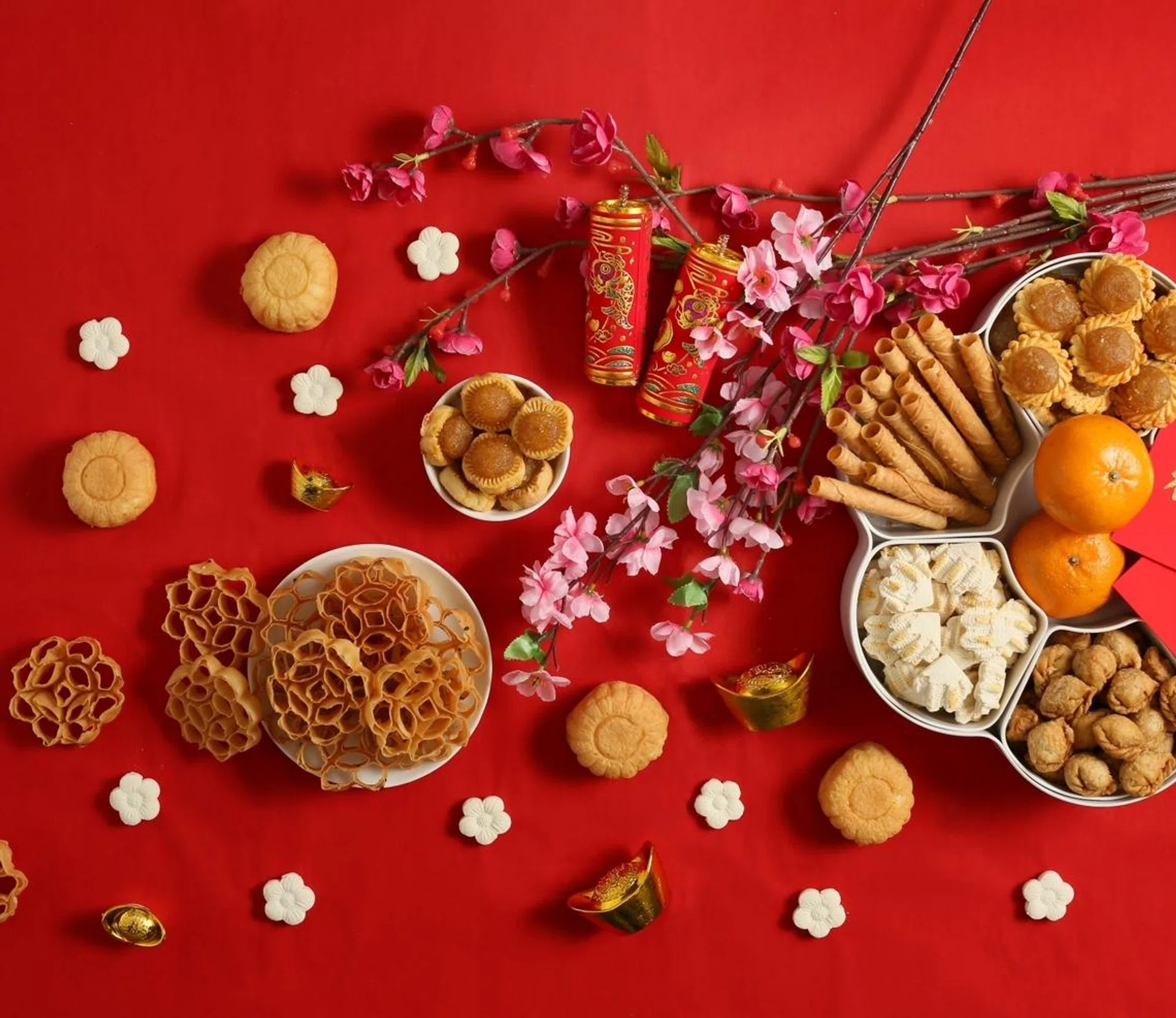 农历新年将至，传统年饼如黄梨挞、万吉糕（Kuih Bangkit）、鸡蛋卷、角仔、蜂窝饼及鸡蛋糕捎来春的气息。