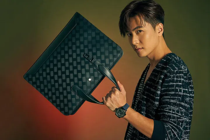 风尚3.0系列超薄公文包; 明星传承系列Nicolas Rieussec计时码表/Montblanc。羊毛针织背心、羊毛针织夹克、羊毛棉质裤/Versace。