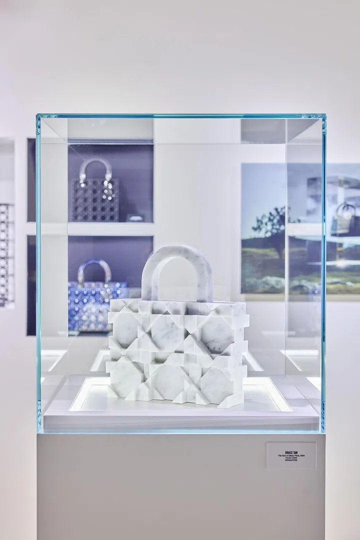 “Lady Dior As Seen By”艺术展览区呈现本地艺术家Grace Tan的作品。Photo Credit: Jasper Yu