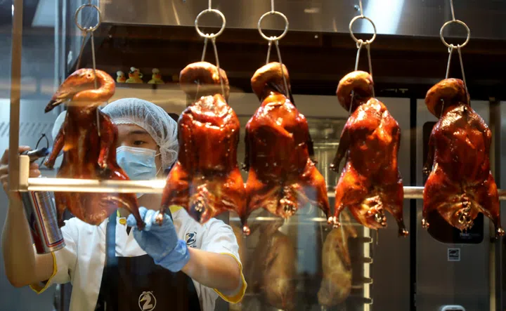 以药材烤鸭打响口碑的“店小二”，迄今已经售出超过500万只药材烤鸭。