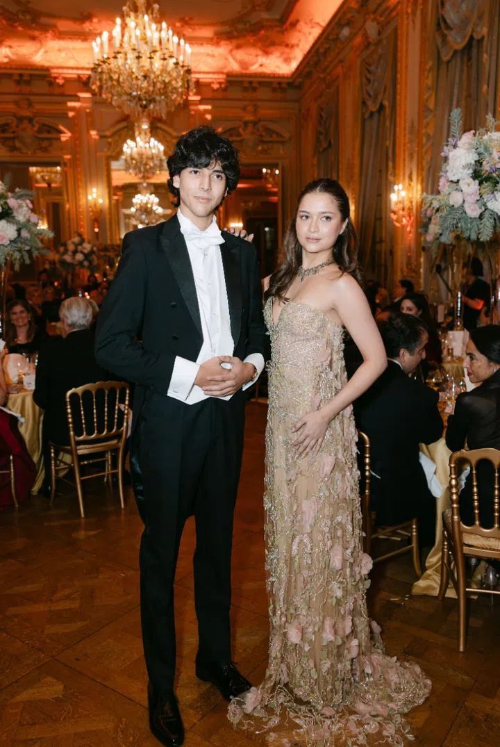 Ella Wadia与骑士Anwar Rizk，女方身穿Elie Saab高级定制礼服搭配V Muse珠宝。