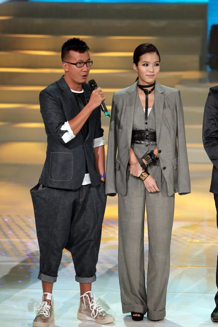 新传媒电视于4月17日举办第一场《银光闪耀红星大奖2011》颁奖礼。新传媒艺人陈汉玮（左）和瑞恩（右）主演的《我在你左右》，夺得“最高收视率电视剧”。