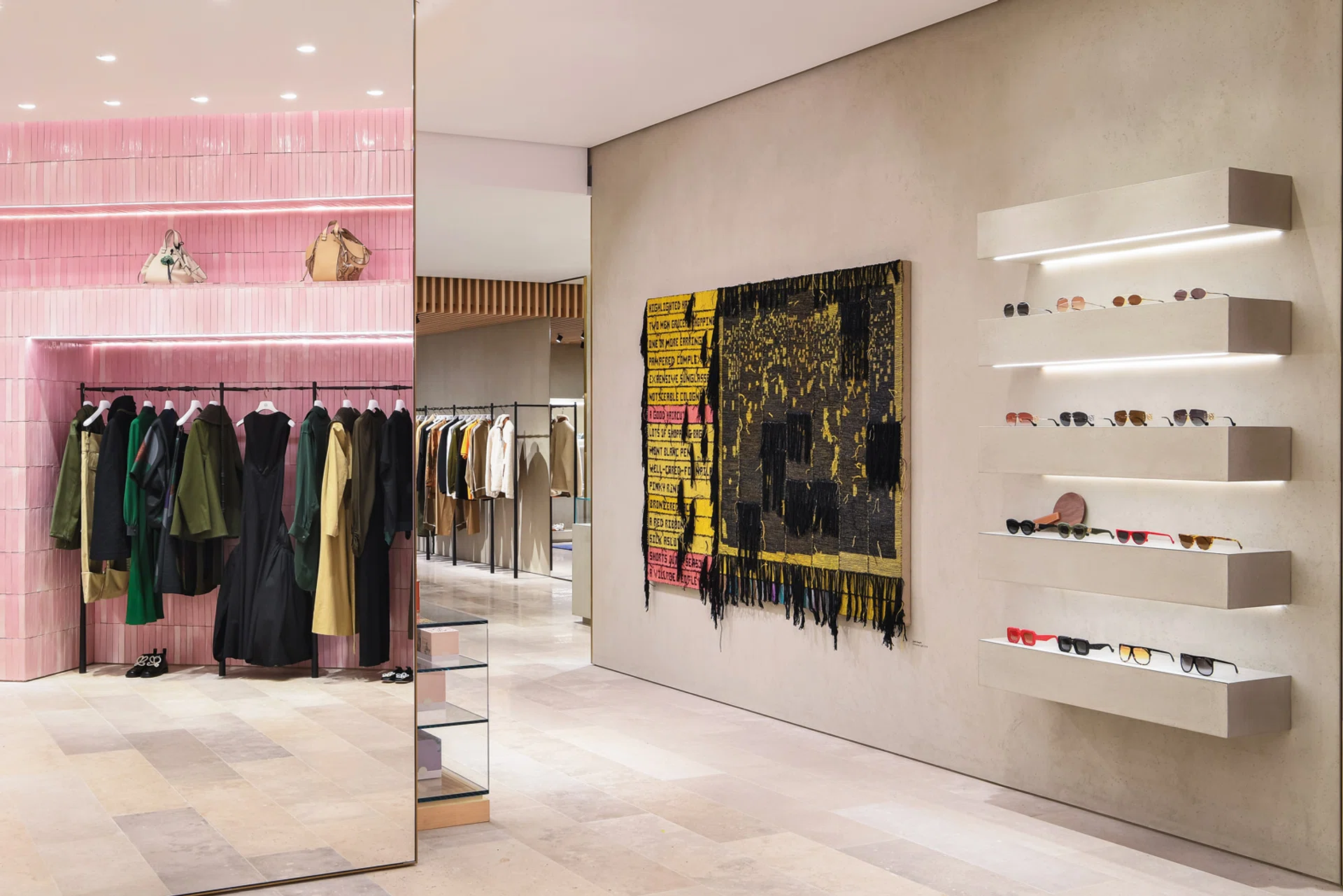 东南亚首家Casa Loewe落户ION Orchard购物中心，展出多位国际艺术家与设计师的杰作,包括美国纺织艺术家Josh Faught创作的手工染色挂毯“A Positive Light”。 