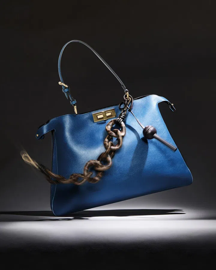 Fendi Peekaboo Soft手袋搭配迷你Strap You纳帕皮革肩带和Fendi x Chupa Chups棒棒糖挂饰。