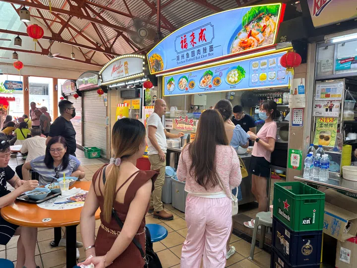 位于麦士威小贩中心的和福来成潮州鱼圆肉脞面。