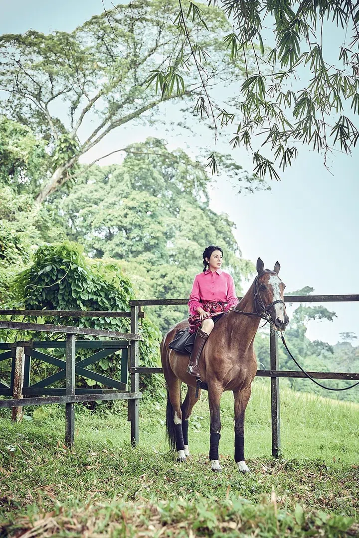 丝绸混纺上衣和丝绸混纺半身裙/Kate Spade New York。