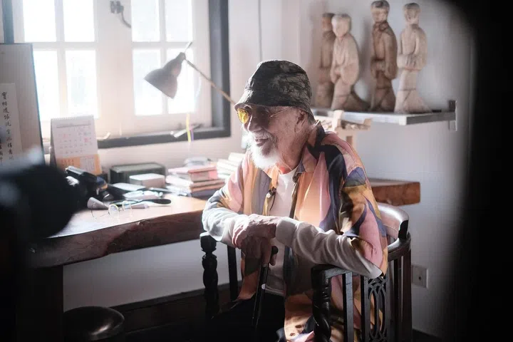 蔡斯民为国画大师叶浅予所拍摄的人物写真收录在他的《留真》影集。(Photo: Chua Soo Bin)