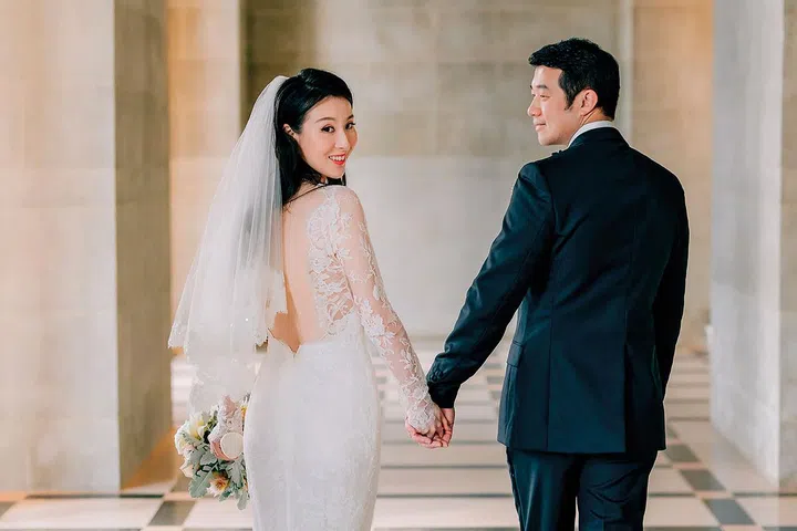 一对新人谭欣和谢忠伦在疫情下，排除万难，如期完成幸福婚礼。