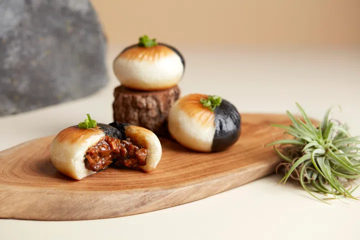 香煎黑豬肉烧汁包。