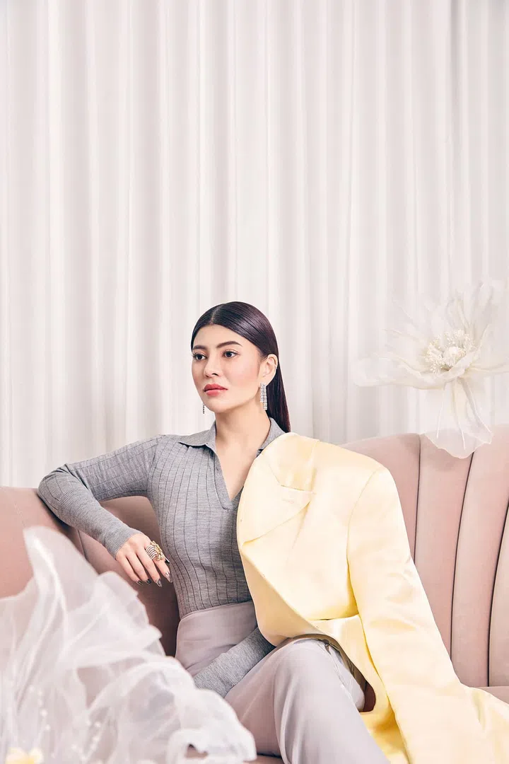 羊毛Polo连体衣、雪纺内裤、欧根纱半身裙、雪纺印花半身裙、丝绸宽松外套、
长袜和漆皮高跟鞋/Givenchy；白金、玫瑰金黄金镶嵌圆钻、
多形切割钻石和黄钻戒指/Flower Diamond；白金镶钻耳环/Damaso。