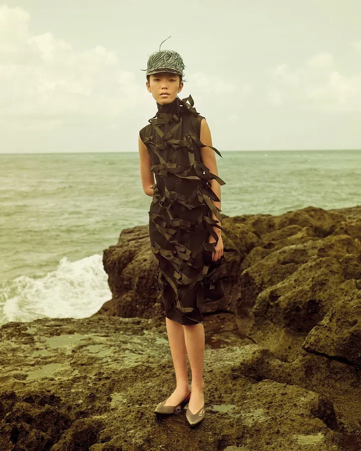 衣服、鞋履和帽子/Prada。