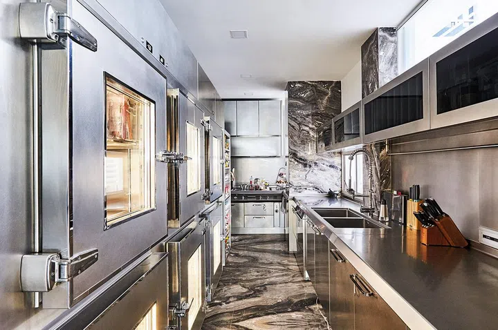 Amanda厨艺了得，精通各式菜肴，也热爱烘焙，媲美五星级酒店的专业厨房特别为她而设。