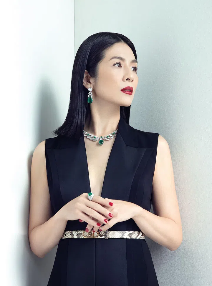 高级珠宝项链，铂金镶嵌枕形祖母绿、圆形明亮式切割钻石、花式形状阶梯式切割钻石、圆形祖母绿和密镶钻; 高级珠宝戒指，白金镶嵌糖塔祖母绿、圆顶式琢型祖母绿、花式形状阶梯式切割钻石和密镶钻; 高级珠宝耳环，铂金镶嵌梨形祖母绿、椭圆形钻石、圆形明亮式切割钻石和密镶钻/Bvlgari。真丝绉纱连衣裙/Fendi。