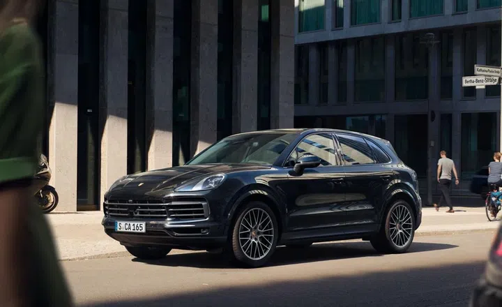 铂金版Cayenne车内车外拥有有独特的设计元素与迷人的配件相结合，确保其时尚的外观更前卫领先，进一步满足市场对运动、豪华与实用性车款的需求。