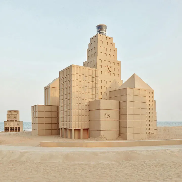 Louis Vuitton在阿那亚的沙滩上竖立起沙色建筑群，举办2023春夏男装时装秀。