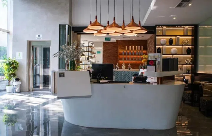 Jean Yip Loft 集美容、美发、水疗和水疗康养等服务于一体，提供一站式的专业护理体验。