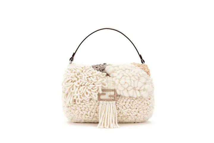 澳大利亚纺织艺术家Natalie Miller创作的Fendi Baguette包款。Photo Courtesy of Fendi