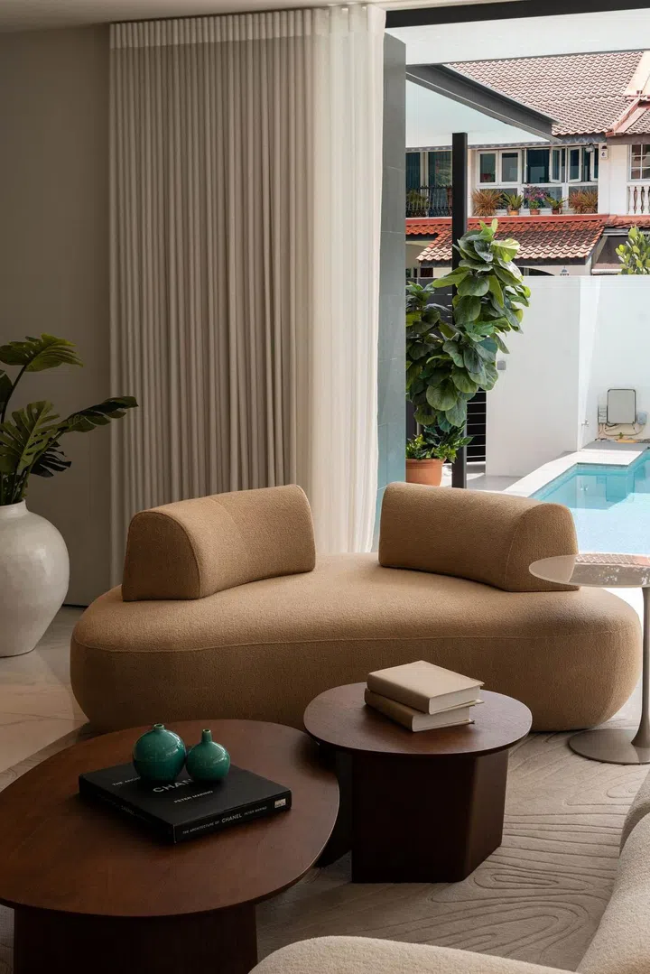 Aura沙发采用模块化沙发靠背设计，可根据个人的舒适度，轻松调整角度。Photo: ACO Architects and Architology Interiors