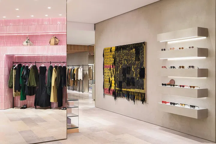 东南亚首家Casa Loewe落户ION Orchard购物中心，展出多位国际艺术家与设计师的杰作,包括美国纺织艺术家Josh Faught创作的手工染色挂毯“A Positive Light”。 