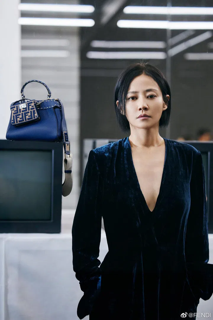 中国演员谭卓搭配Fendi Peekaboo Iconic迷你蓝色皮革手袋出镜。