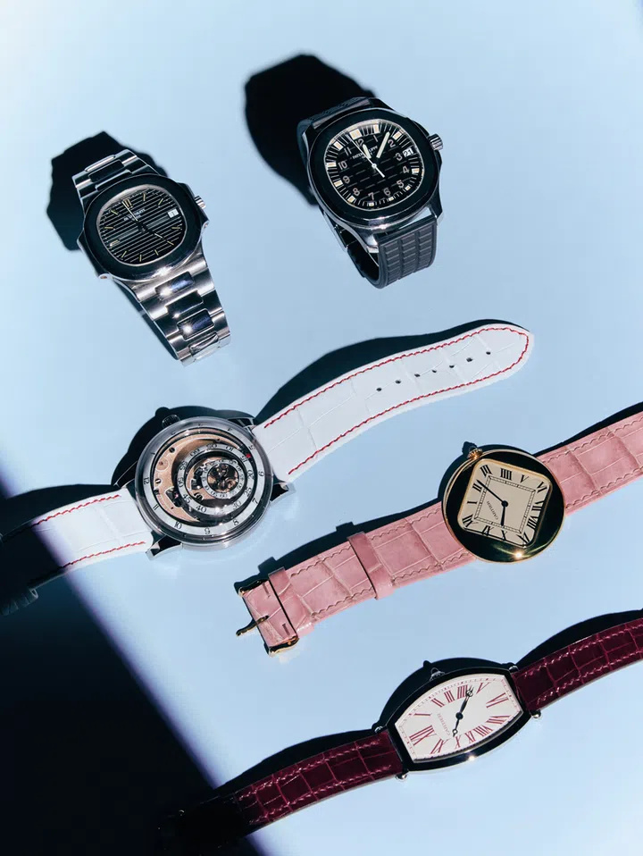 左上起顺时针: 百达翡丽Nautilus腕表型号3800/1A; 百达翡丽Aquanaut腕表型号5065/1A; Trilobe Une Folle Journee 特别订制腕表; 卡地亚Pebble腕表; 卡地亚Tonneau特别订制腕表。