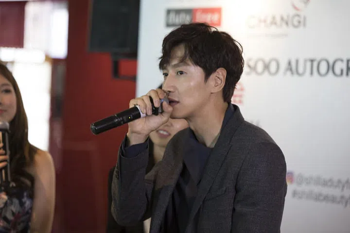 shilla-beauty-loft-1st-anniversary-lee-kwang-soo-autograph-event-7