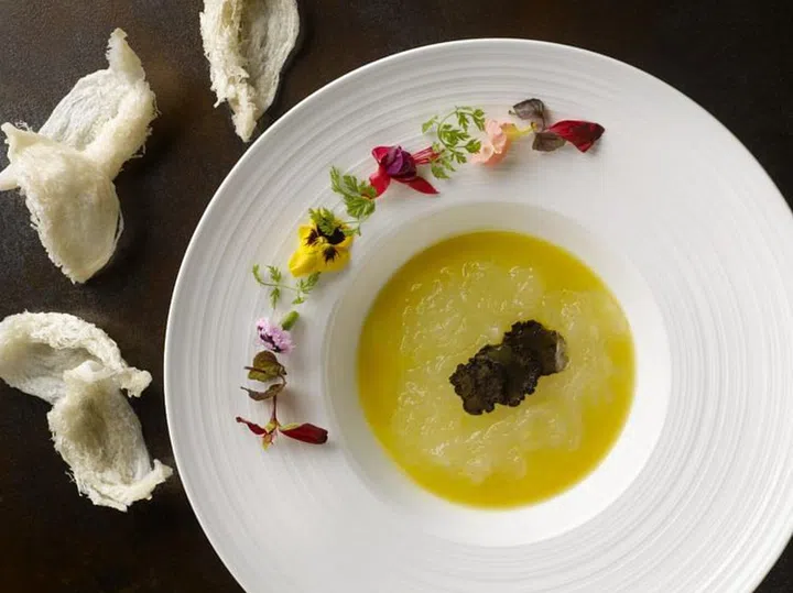 Braised Superior Bird’s Nest in Pumpkin Soup with Black Truffle 金汤黑松露烩官燕盏