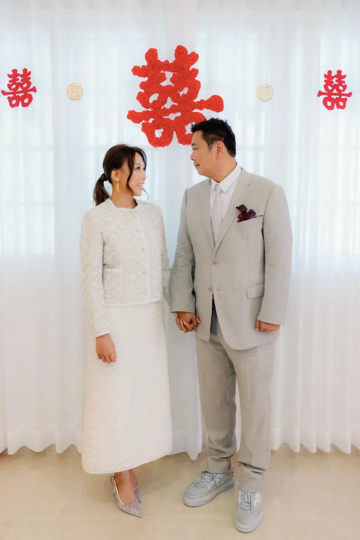 Sophia没有选择传统褂裙，而是身穿Dior外套与半身裙，金属细节巧妙呼应Lawrence的姓氏“金”，象征她正式成为金太太。