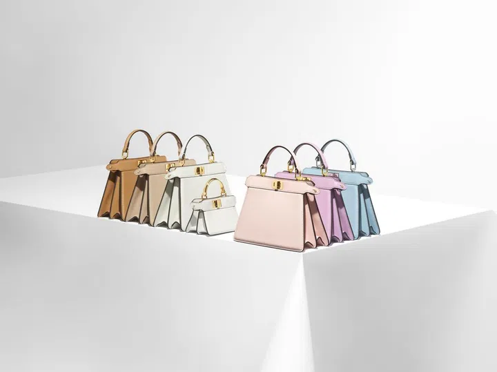 Fendi为Peekaboo ISeeU包款添加Petite和Micro两个新尺寸。
Photo Credit: Philippe Lacombe