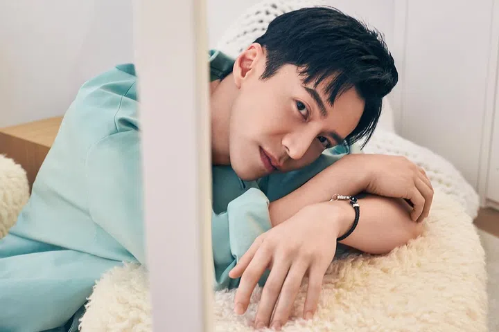 尼龙派克大衣/Prada。