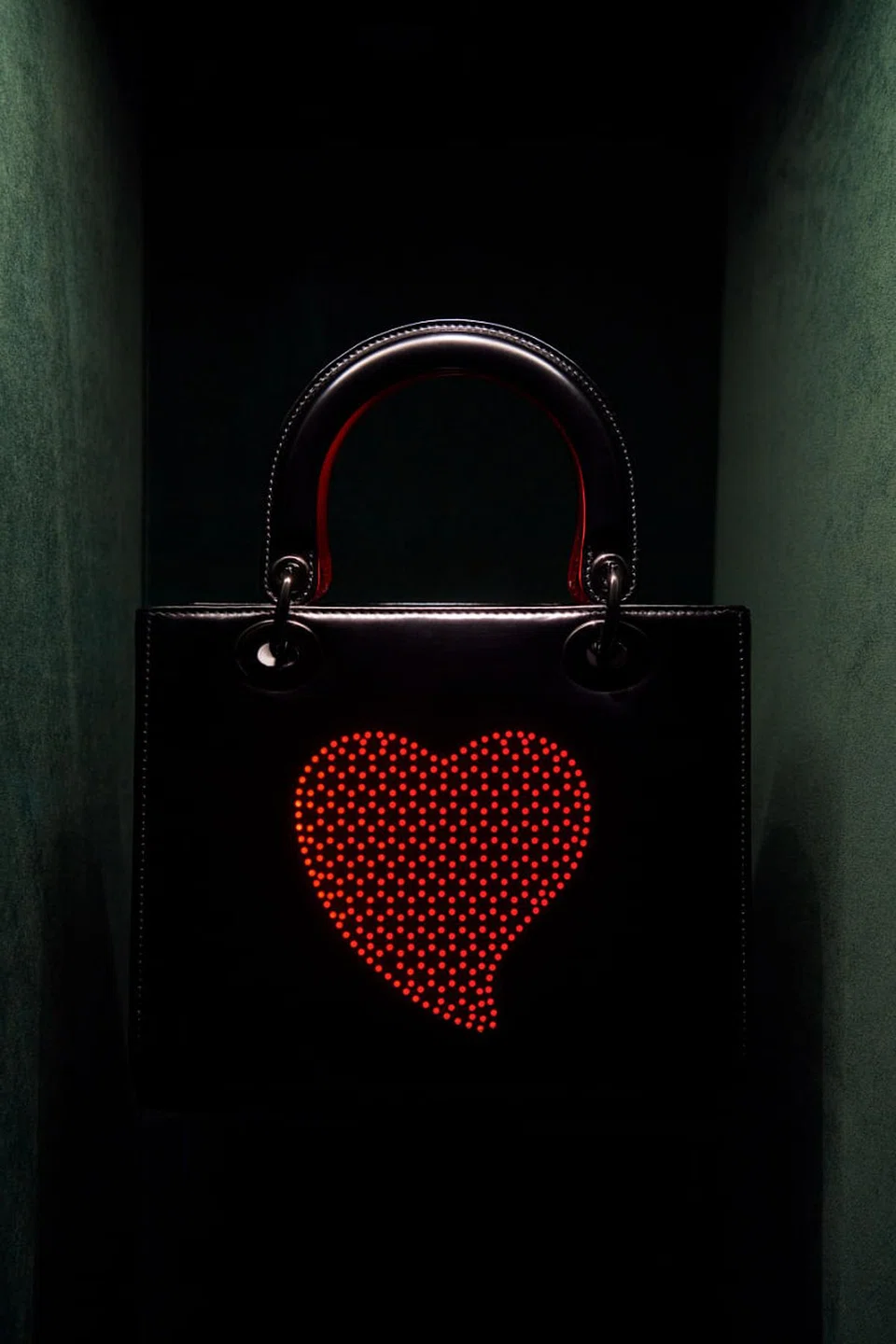 “奇迹之屋”（Chambre aux merveilles）展厅集结“Dior Lady Art”艺术家限量合作系列。Photo Credit：©Adrien Dirand