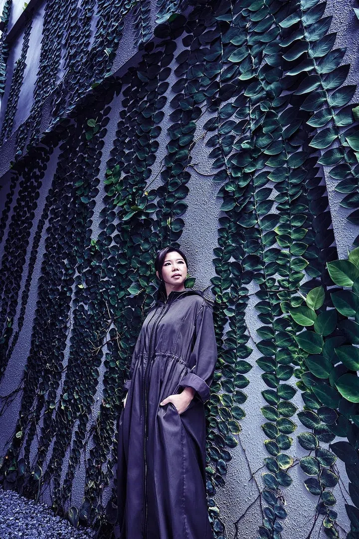 涂医生对本地艺术家作品情有独钟，她认为历代艺术家作品默默地阐述新加坡历史。（涤纶连衣裙/Tod’s）