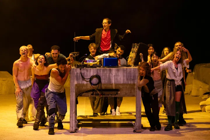 法国马赛国家芭蕾舞团（LA(HORDE)）与电子音乐艺术家 Rone 合作的“Room With A View”