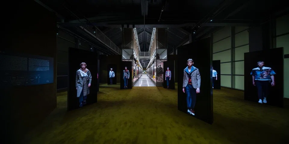 《Pradasphere II》展览呈现超过400件实物和数字艺术品，由Prada联席创意总监Miuccia Prada和Raf Simons精心挑选。