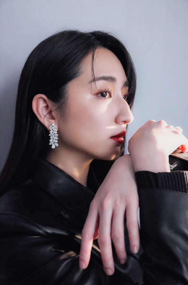 Winston Cluster铂金钻石耳坠; The One枕形切工订婚钻戒/Harry Winston。羊皮夹克/Hermes。