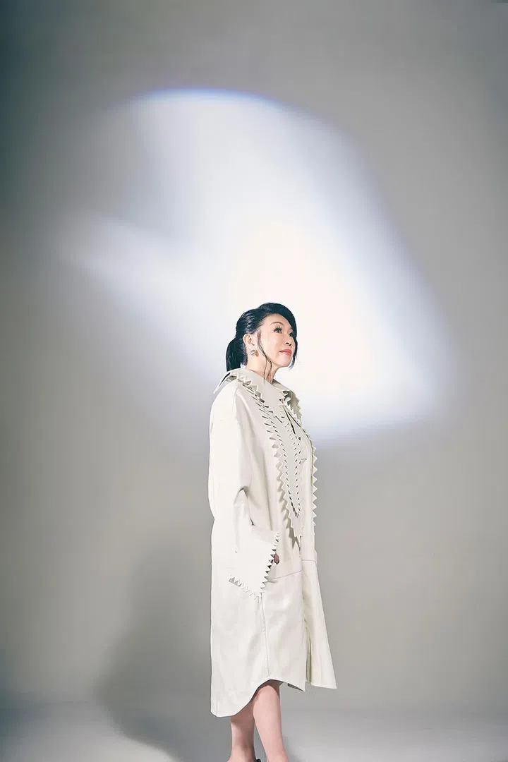 带可拆卸细节的皮革连衣裙和银色耳环/Bottega Veneta。