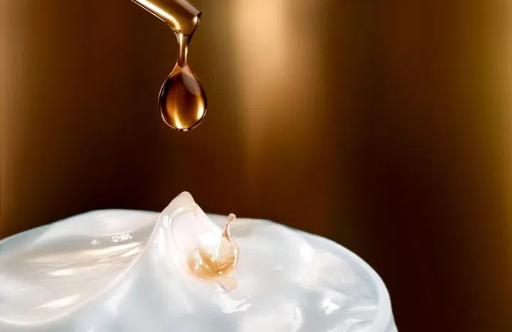 
La Mer的灵魂成分Miracle Broth™不仅能有效阻断老化连锁反应，还能激活肌肤的天然脂质生成。