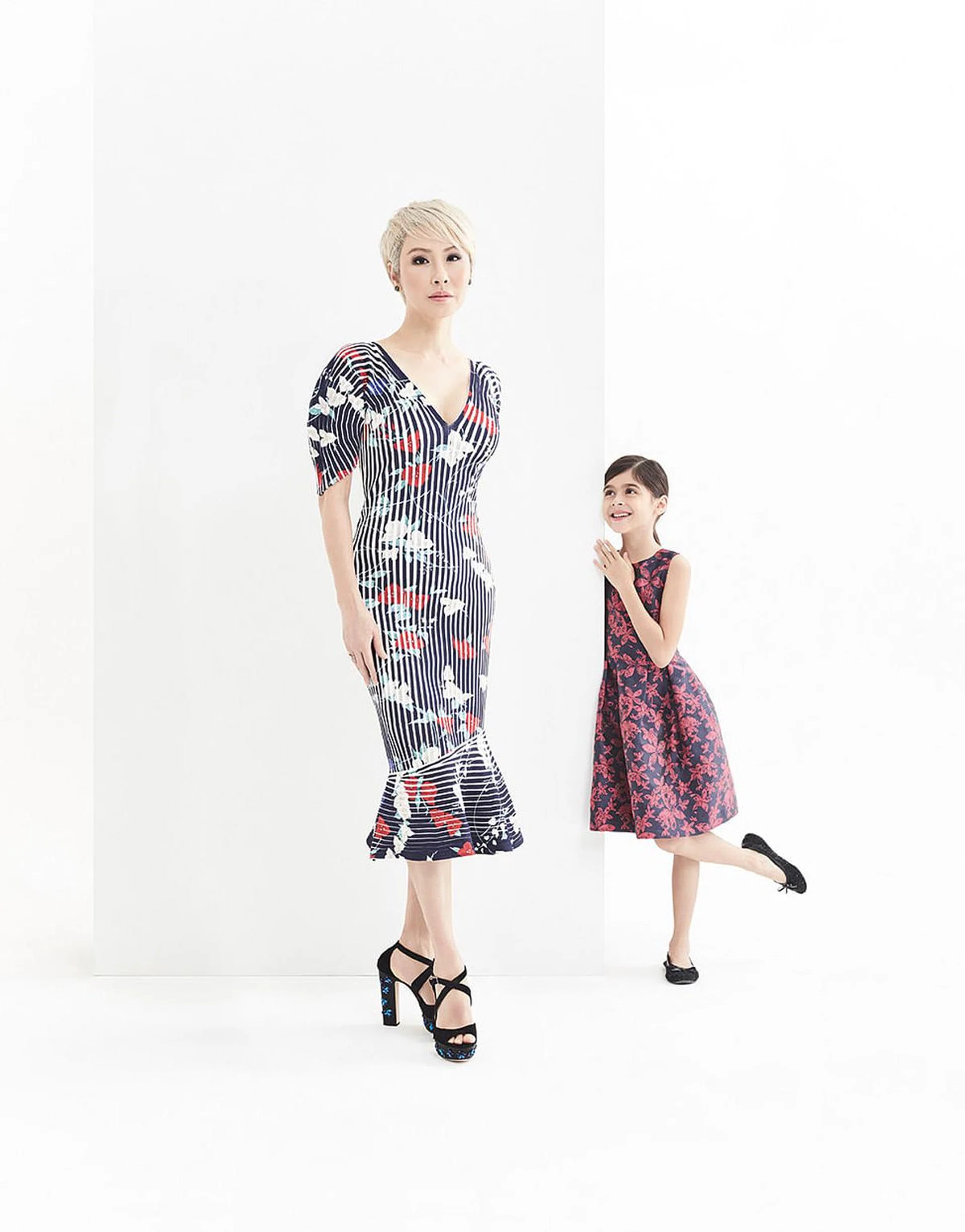 (Celina Lin) 连身裙/ Salvatore Ferragamo, 高跟鞋/ Jimmy Choo。(女儿) 连身裙/ CH Carolina Herrera。  