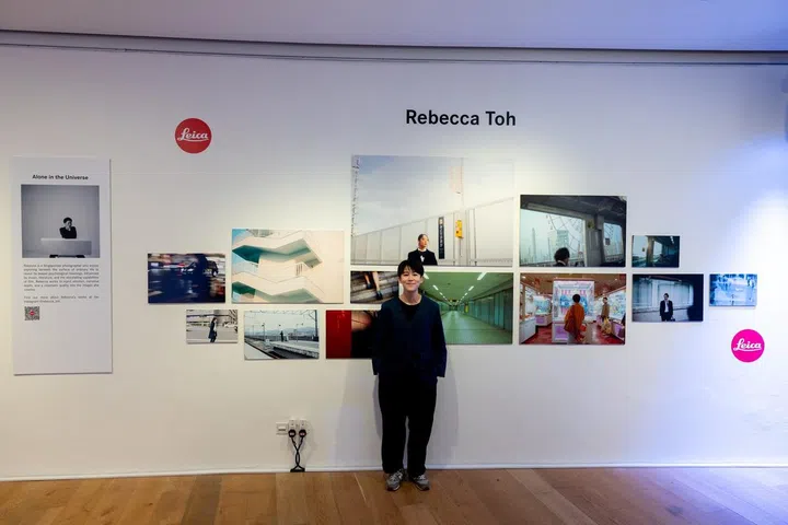 Rebecca Toh 与她的作品。(Image provided by Leica Singapore)