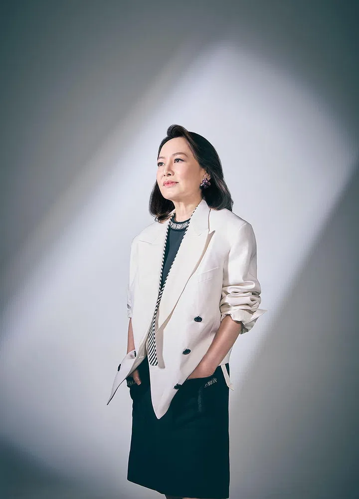 带装饰真丝迷你连衣裙和真丝亚麻短款超大夹克/Louis Vuitton。
