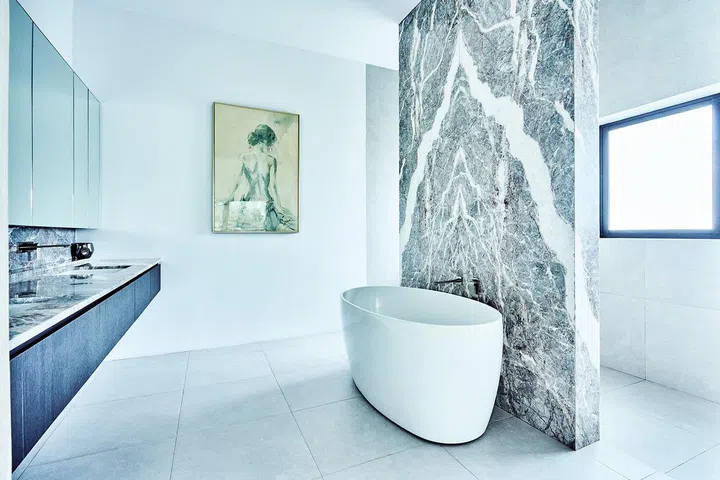 素雅的浴室内最大的亮点是经主任精挑细选的大片对称云石。