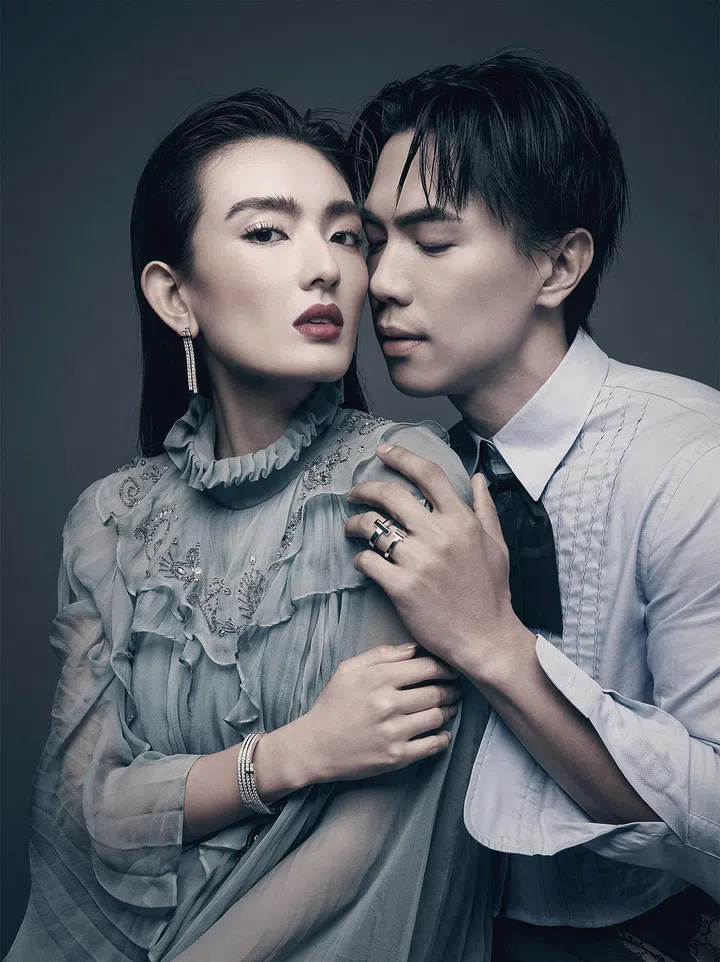 对页左至右：Tiffany Edge系列铂金和18K黄金镶钻耳坠;Tiffany Edge系列铰链环绕式手镯，铂金和18K黄金镶钻/Tiffany & Co.；真丝欧根纱连衣裙/Gucci。
Tiffany T系列T1 18K白金戒指;Tiffany T系列18K白金方形戒指/Tiffany & Co.；棉质短裤和丝缎蝴蝶结/Gucci。