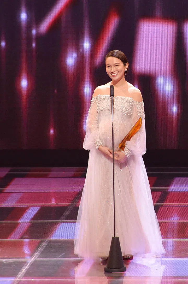 新传媒《红星大奖2017》颁奖典礼，大腹便便的本地艺人白薇秀上台领取“超级红星”大奖时致辞。