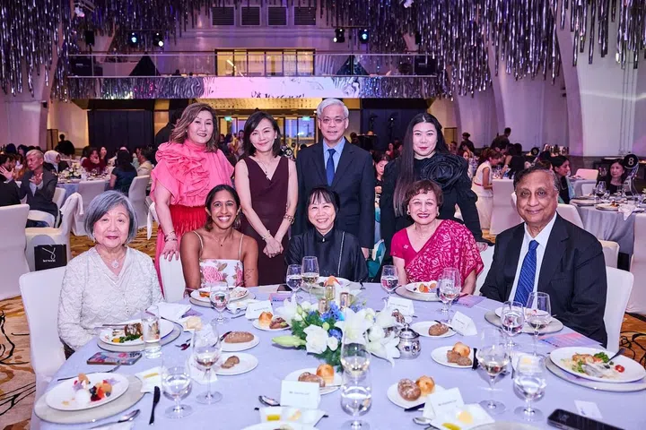 后排左至右：SPH Lifestyle Media总监Joanna Lee-Miller, SingTel副总裁Anna Yip, SPH总裁Chan Yeng Kit, 《Her World》主编Elizabeth Lee。前排左至右：评委主席Jennie Chua, 得奖者Shanti Pereira,总统夫人 Jane Yumiko Ittogi,得奖者 Judith Prakash与夫婿 Jaya Prakash (Photo: Jasper Yu)