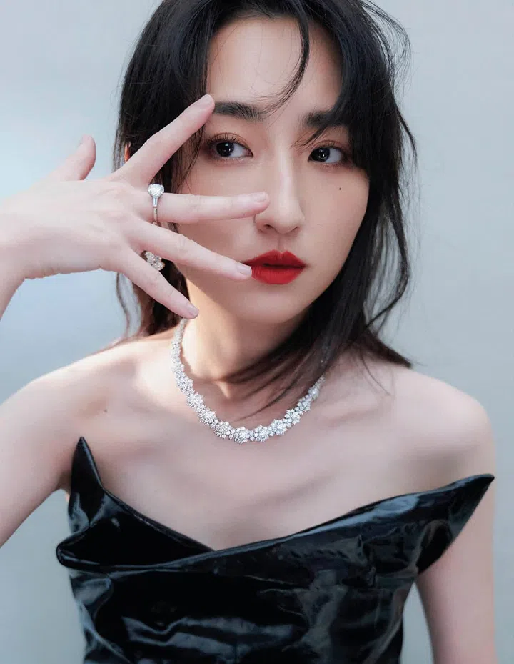 Sunflower铂金镶钻项链; Classic Winston圆形明亮式切工订婚钻戒; Winston Cluster铂金钻石耳坠/Harry Winston。漆皮紧身连衣裙/Sportmax。