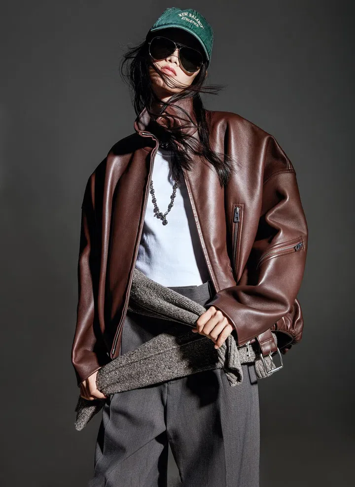 皮革机车宽松外套/Loewe;棉质背心/Calvin Klein;羊毛裤、羊毛衣/Bottega Veneta;帽子/New Balance;银链条项链/Chrome Hearts;太阳镜/Ray Ban。
